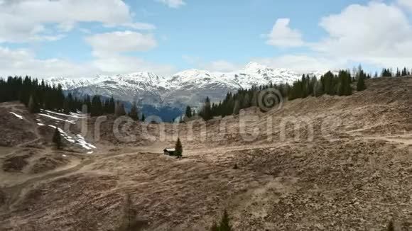 初冬的东提洛尔阿尔卑斯山的空中景色还有一些雪视频的预览图