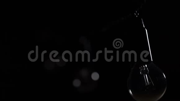 黑色背景上的灯泡花环视频的预览图