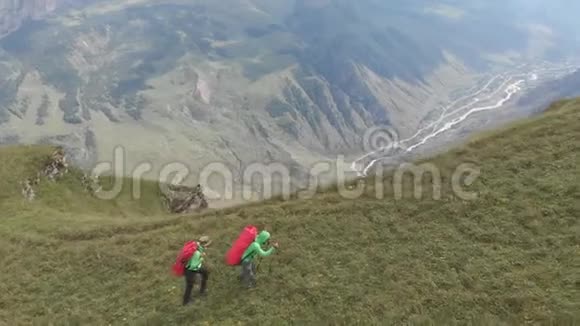 空中拍摄一群带背包的游客爬山视频的预览图