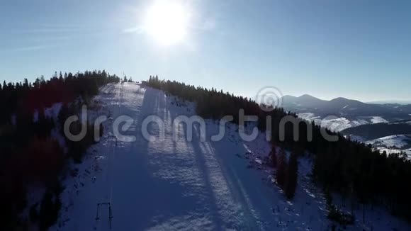 空中景观雪坡与滑雪电梯在冬季滑雪场冬季活动在豪华滑雪场无人驾驶飞机视野视频的预览图