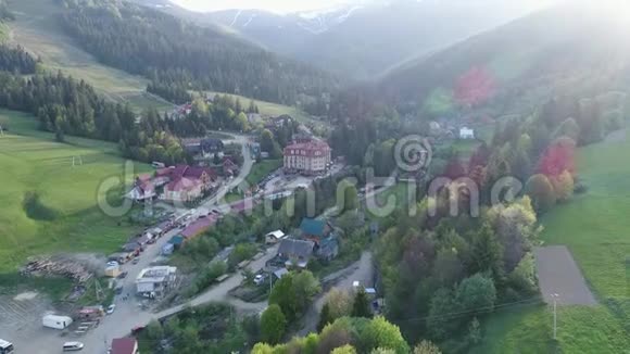 飞越乌克兰喀尔巴阡山脉的村庄大酒店提供空中景观视频的预览图