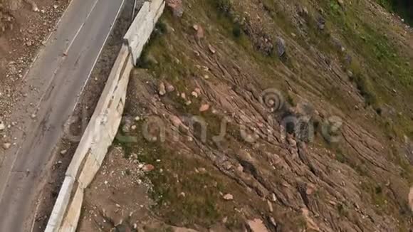 鸟瞰低飞特写在一个景观与山沥青路蛇形在一个深峡谷的概念视频的预览图