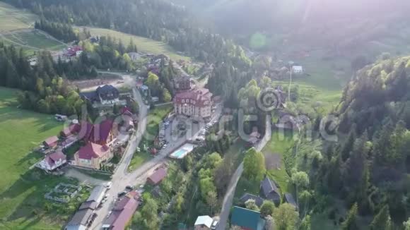 飞越乌克兰喀尔巴阡山脉的村庄大酒店提供空中景观视频的预览图