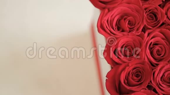 带礼品卡的红玫瑰盒子视频的预览图