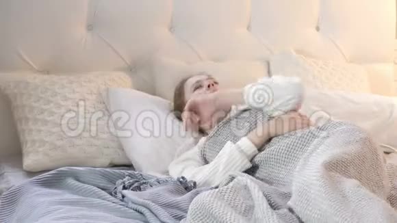 生病的少妇在床上咳嗽视频的预览图