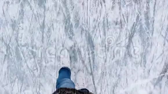 一个十几岁的女孩在冬天在溜冰场上做动作年轻女子在冰上滑冰在户外溜冰视频的预览图