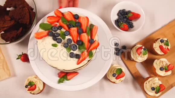 美丽的现代蛋糕白色填充装饰浆果和草莓视频的预览图