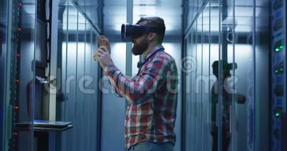 在数据中心使用虚拟现实眼镜的人视频的预览图