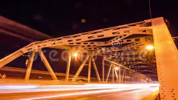 城市交通在KrungTep桥夜间KrungThep桥位于泰国曼谷时间流逝和循环视频的预览图