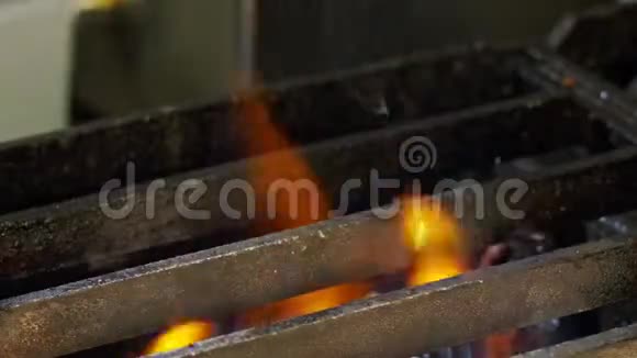 用火煎锅烹煮的烤牛肉慢动作视频的预览图