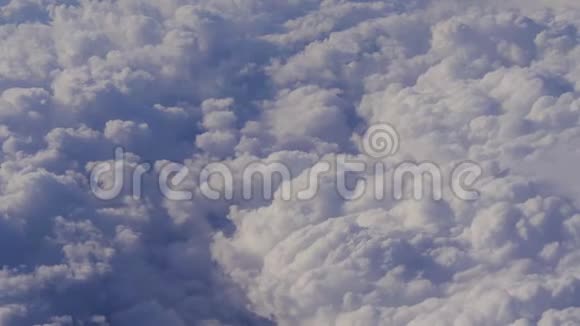 从飞机窗口飘来的乌云视频的预览图