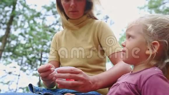 妈妈用勺子喂小女孩吃植物视频的预览图