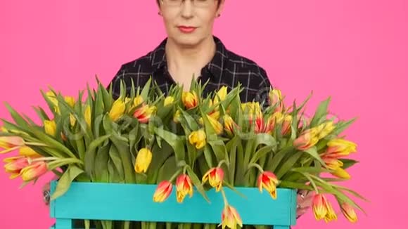 花的中年妇女花卉学的概念视频的预览图
