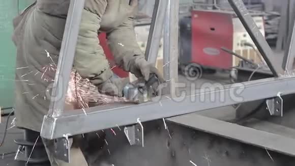 重工工人在车间用角磨机切割钢管视频的预览图