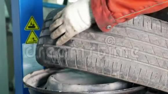 修理轮胎的工作机械车间视频的预览图