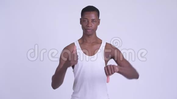年轻迷茫的非洲男人在竖起大拇指和竖起大拇指之间做出选择视频的预览图