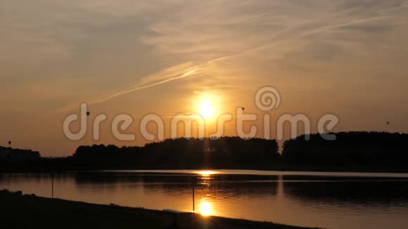 夕阳西下的气球和湖水视频的预览图