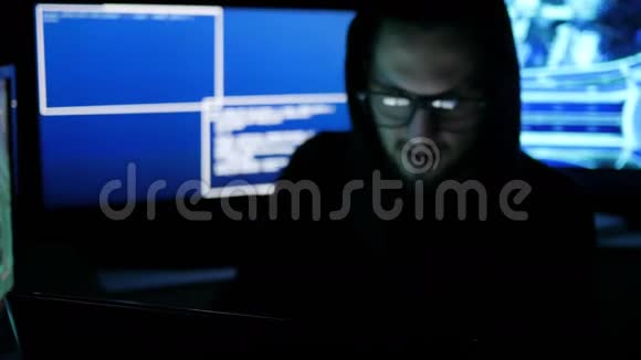 黑客入侵了访问密码黑客破解系统专门从事计算机网络间谍活动视频的预览图