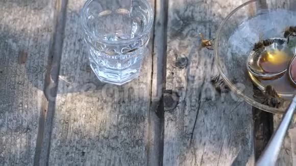 品尝蜂蜜和酒精饮料后的餐桌视频的预览图