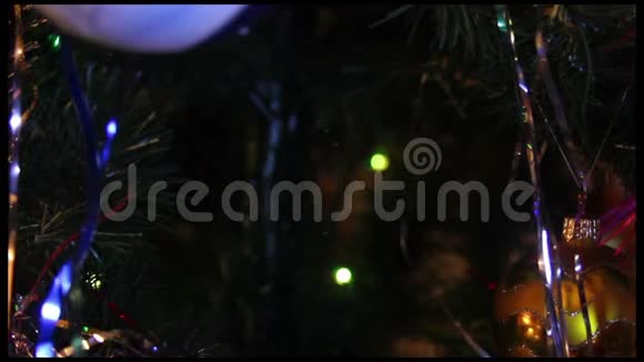 圣诞玩具蓝球挂在圣诞树上视频的预览图