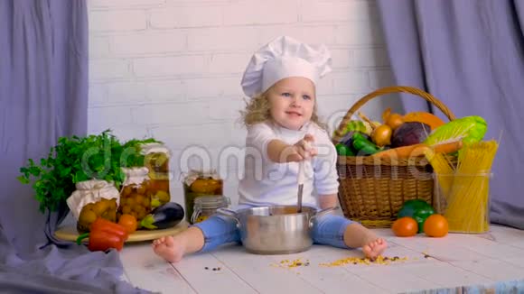 快乐可爱的孩子在厨师帽子在厨房笑玩视频的预览图