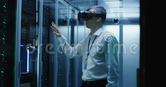 技术员戴着VR耳机在数据中心工作视频的预览图