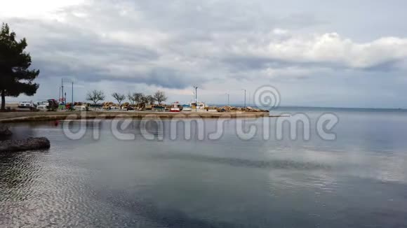 茨里维海滩附近港口的船只视频的预览图
