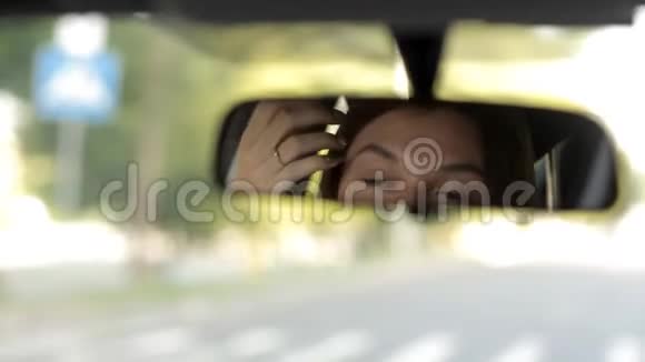 汽车轮子后面的女孩照镜子视频的预览图