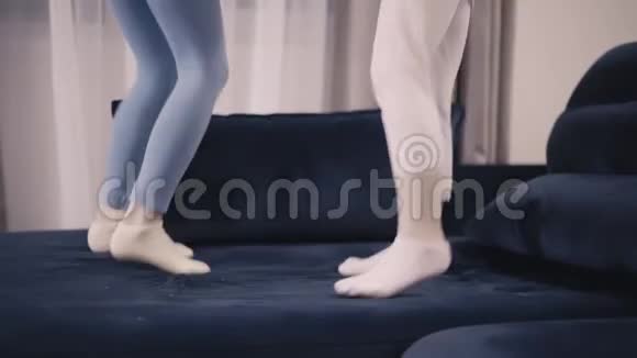 两个穿着紧身裤的女孩在特大床上跳在一起视频的预览图