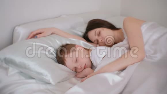 妈妈和儿子睡在一起妈妈抱着她儿子视频的预览图