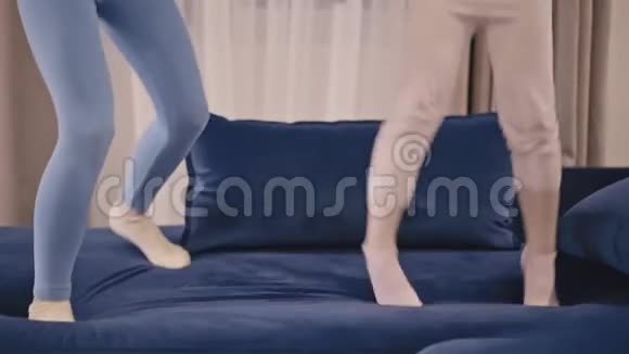 两个穿着紧身裤的女孩跳在特大床上视频的预览图