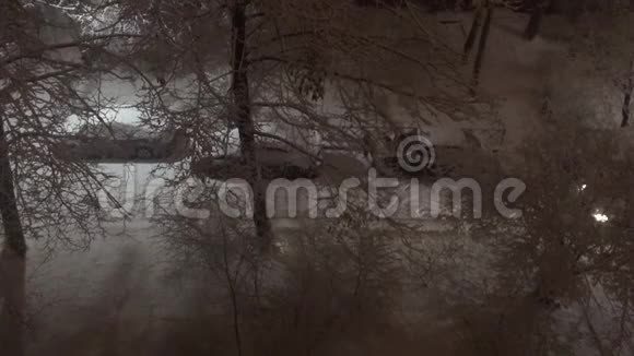 这辆车骑在白雪覆盖的院子里视频的预览图