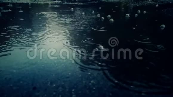 雨水落在人行道上视频的预览图