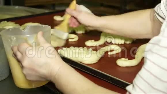 面包放在烤板上视频的预览图