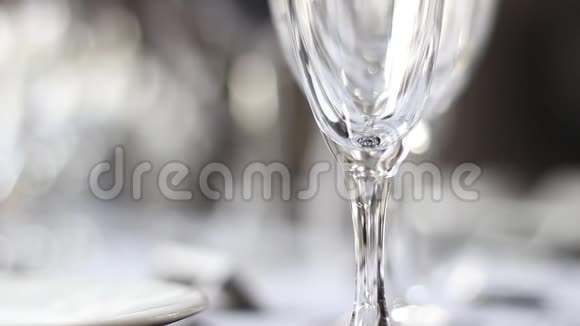 结婚纪念日餐桌上的玻璃器皿视频的预览图