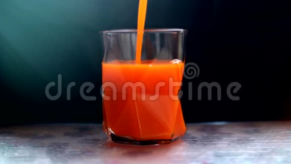一杯慢动作的胡萝卜汁视频的预览图