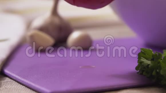 熟番茄片落在木桌上场景动作缓慢番茄片落在桌子上视频的预览图