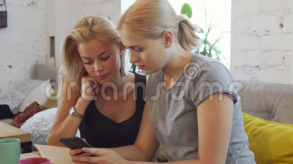 女孩们在看电话里的东西视频的预览图