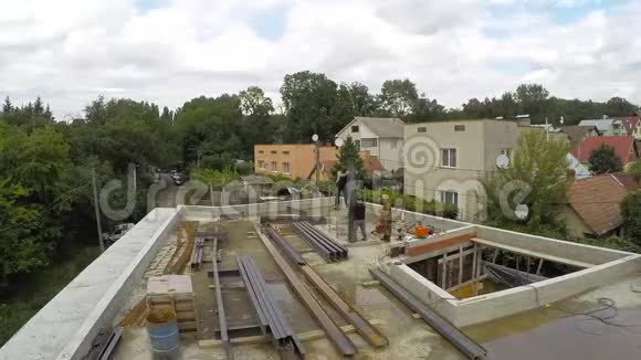 用起重机在屋顶上安装金属结构视频的预览图
