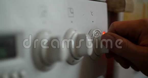 使用烤箱烤箱温度控制特写视频的预览图