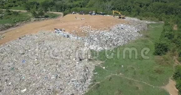 一群鸟在垃圾山从无人机视频的预览图