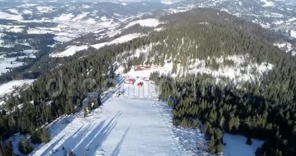 空中景观雪坡与滑雪电梯在冬季滑雪场豪华滑雪场无人驾驶飞机观景台冬季活动视频的预览图
