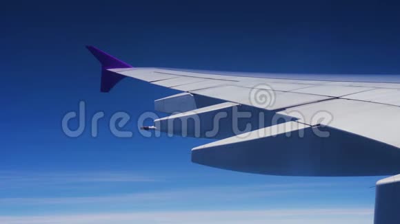 从飞机窗口飘来的乌云视频的预览图