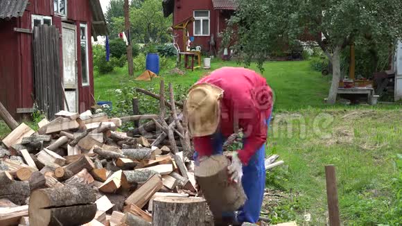 带帽子的村民试图砍大木头4K视频的预览图