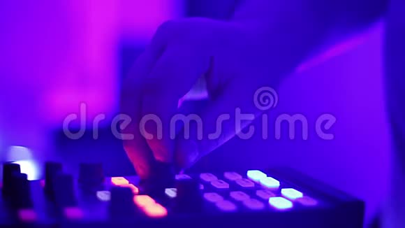 音响板上DJ手转动控制装置的特写专业性能视频的预览图