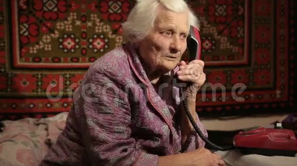 老年妇女用旋转电话交谈视频的预览图