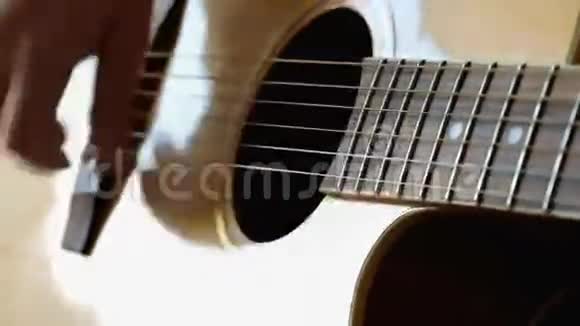 人手拿吉他视频的预览图