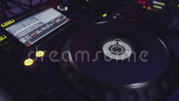 DJ的现代混合控制台与频道输入播放音乐转身视频的预览图