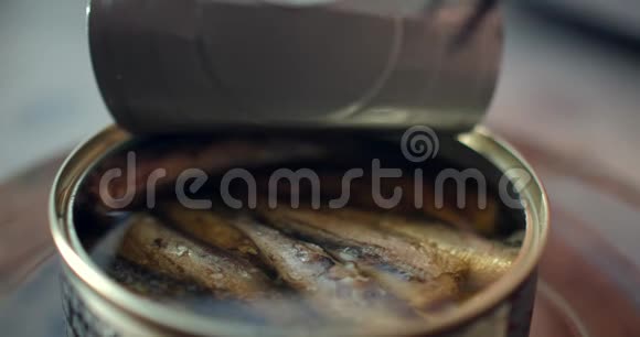 用叉子从罐头里取出熏制的沙丁鱼视频的预览图