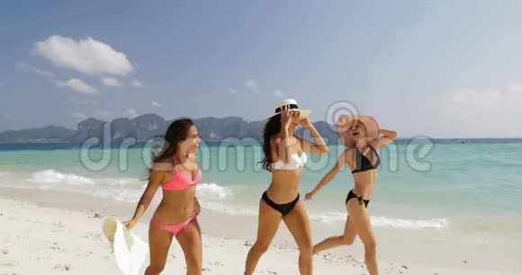比基尼女郎在沙滩上奔跑夏日假日快乐的女性团体游客视频的预览图